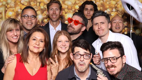 Kamarádi se smějí před fotobudkou