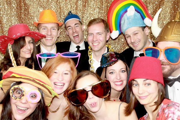 Přátelé s cedulkami a brýlemi