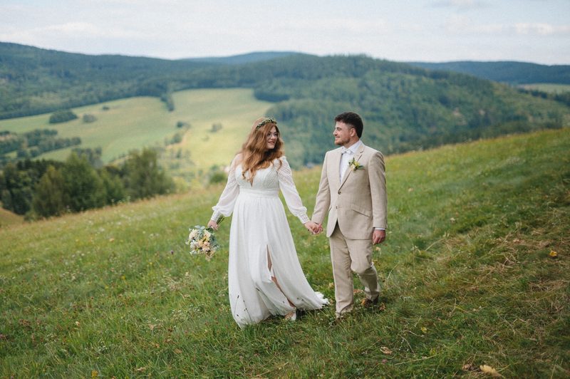 Přirozené barvy — svatební pár na louce